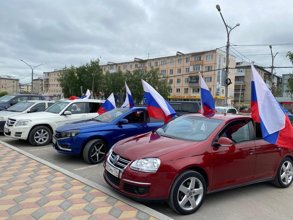 Прокачу по городу. Праздничный Каменска-Уральского фото с флагами.