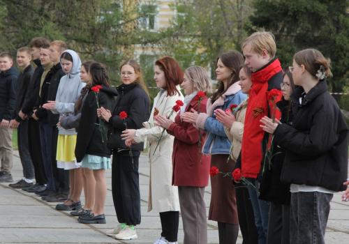 Каменские школьники торжественно возложили цветы к мемориалам павшим на полях сражений Великой Отечественной войны