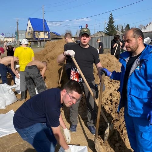 Уральские добровольцы помогают ликвидировать последствия паводка в Кургане